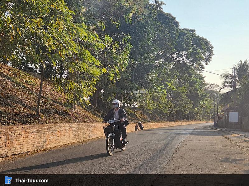 ริมถนน กำแพงแพร่