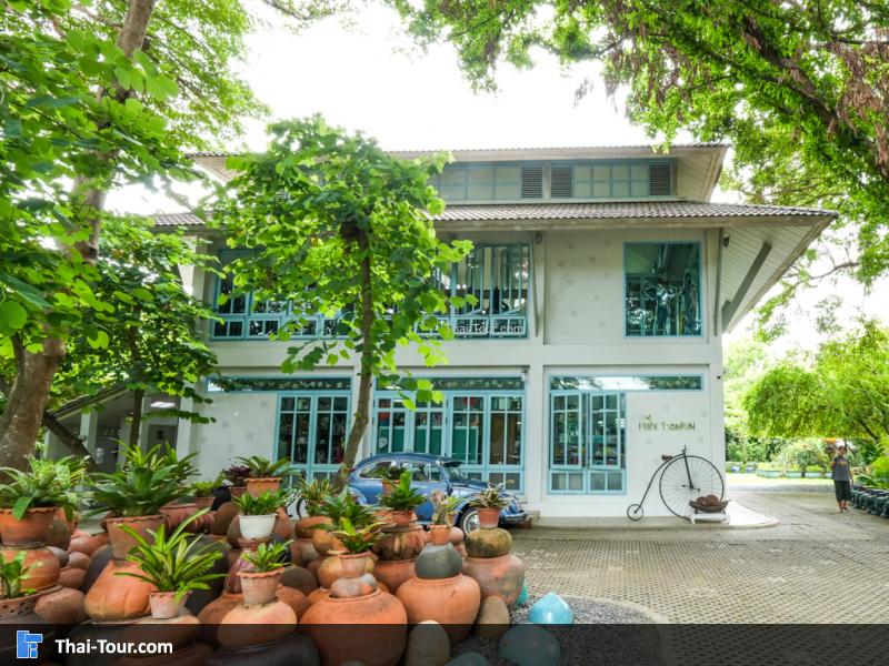 ด้านหน้าตัวตึก