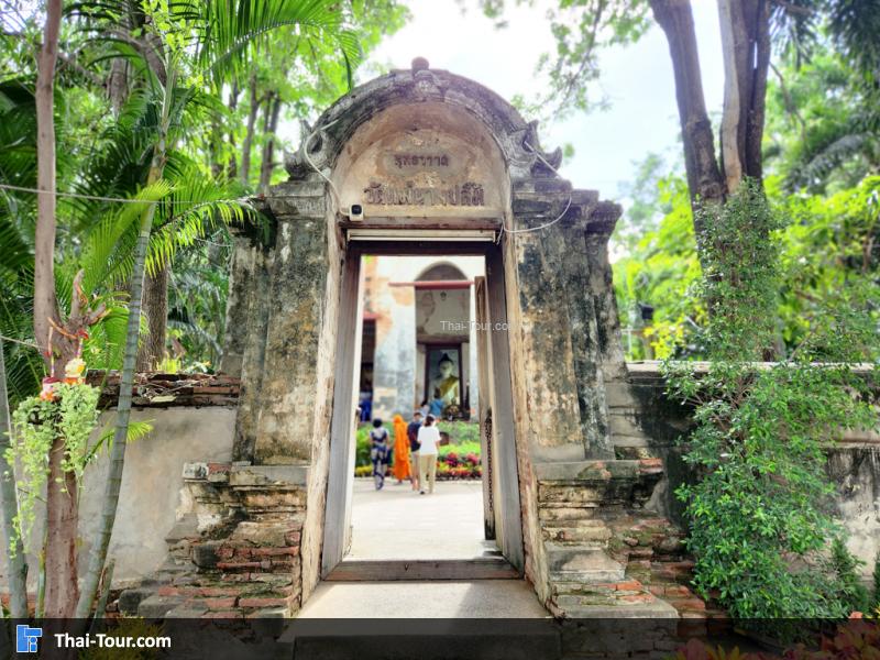 ซุ้มประตูทางเข้า วัดแม่นางปลื้ม