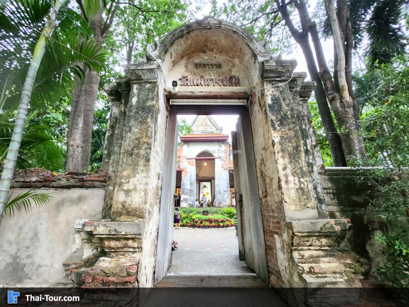 ซุ้มประตูทางเข้า วัดแม่นางปลื้ม