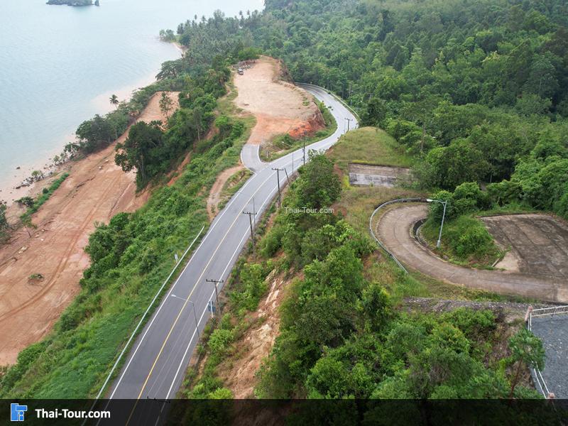 ภาพมุมสูง ถนนใกล้กับหาดทรายรีสวี