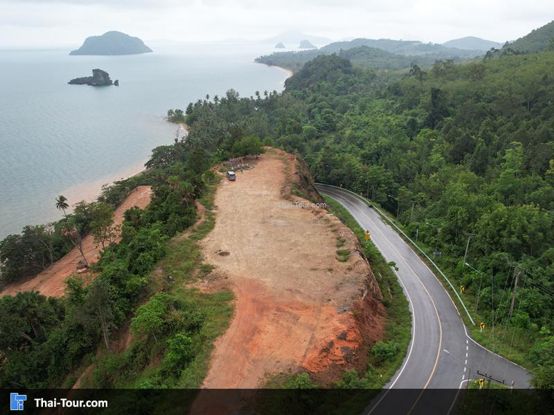 ภาพมุมสูง ถนนใกล้กับหาดทรายรีสวี
