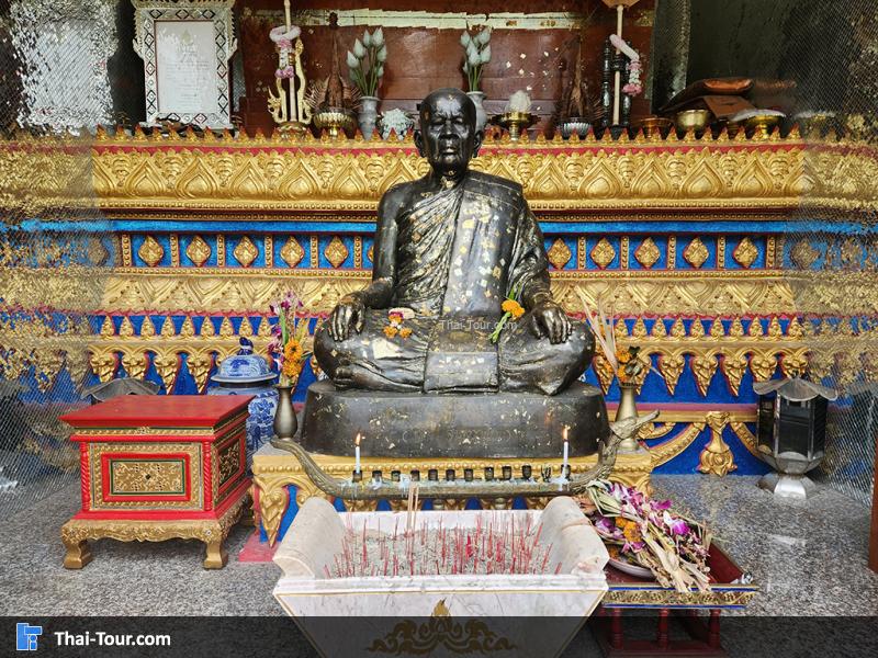 จุดกราบไหว้บูชา วัดแก้ว