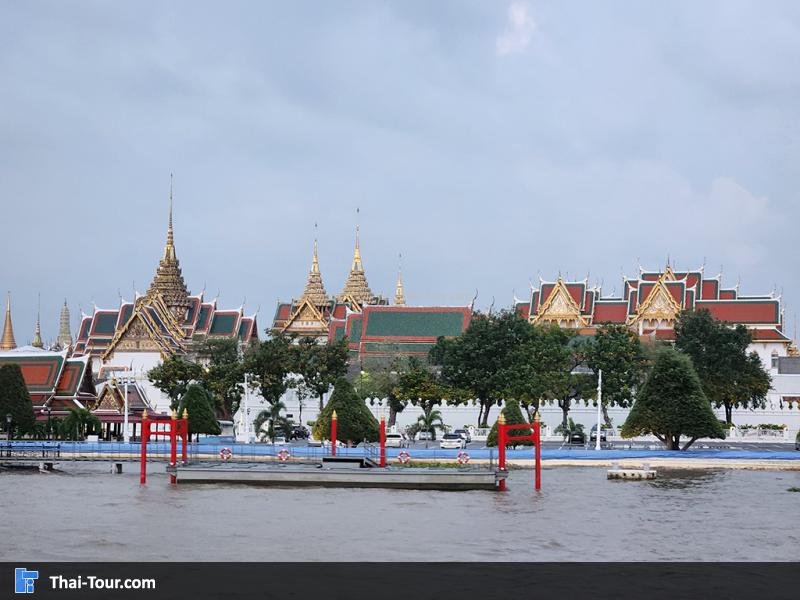 วิวจากแม่น้ำเจ้าพระยามองไปที่ พระบรมมหาราชวัง