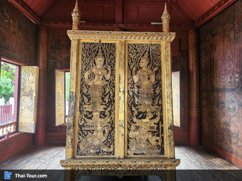 ภายใน  ตำหนักแดง 