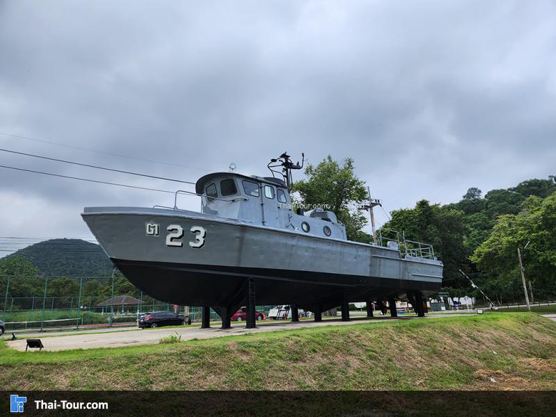 เรือ จอดที่หาดทรายแก้ว