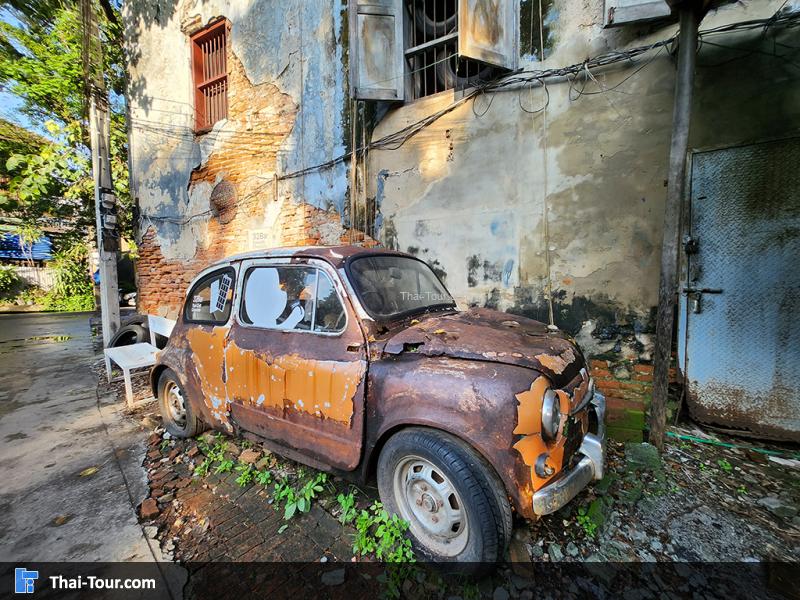 ซากรถเฟียตเก่า