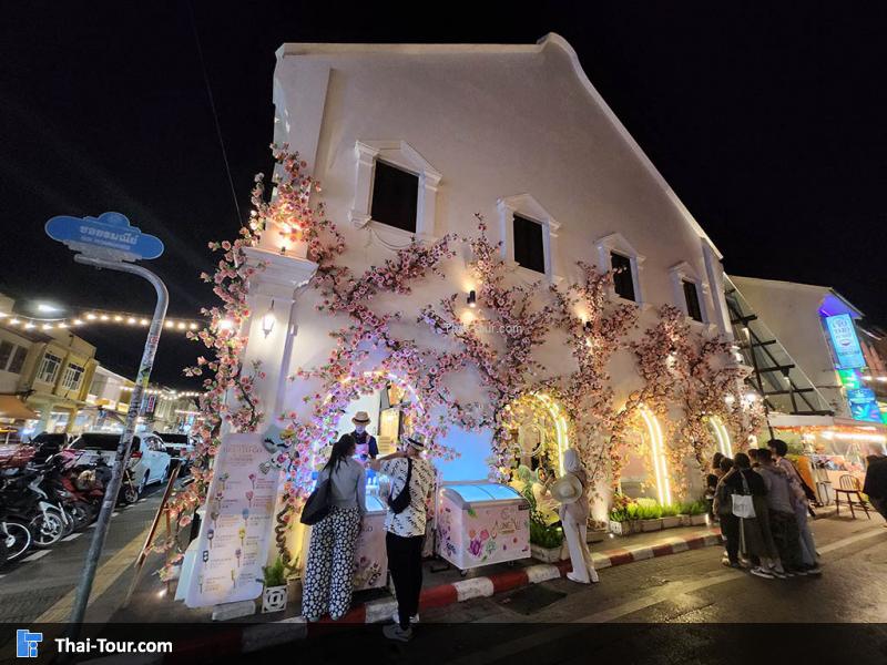 ภาพกลางคืน ย่านตึกสมัยเก่า ภูเก็ต