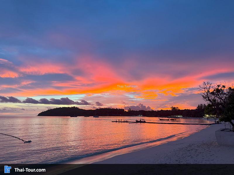 บรรยากาศพระอาทิตย์ตกยามเย็น