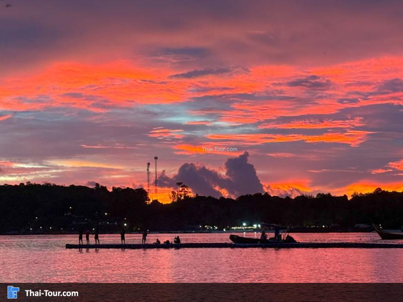 บรรยากาศพระอาทิตย์ตกยามเย็น