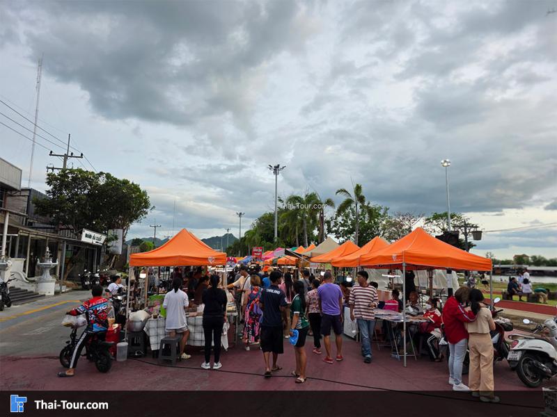 ตลาดถนนคนเดินสองแควร์ สกายวอล์ค กาญจนบุรี