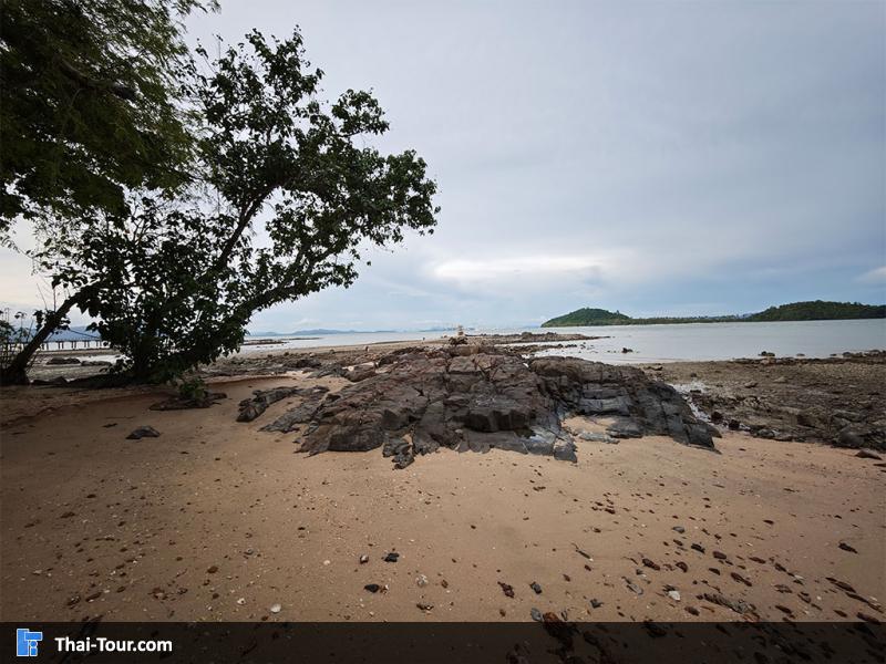 แหลมหินหน้าหาด Island Escape Burasari