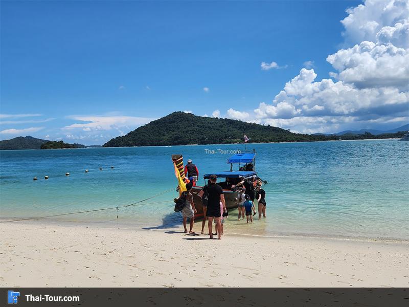 ด้านหน้าหาดของ เกาะรังใหญ่