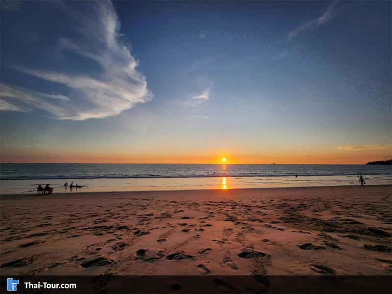 บรรยากาศหน้าชายหาดบางเทา