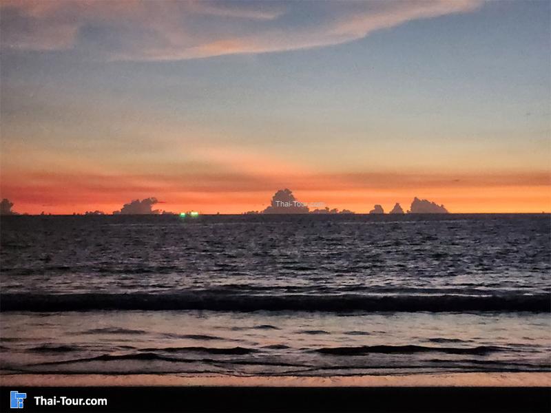 บรรยากาศหน้าชายหาดบางเทา