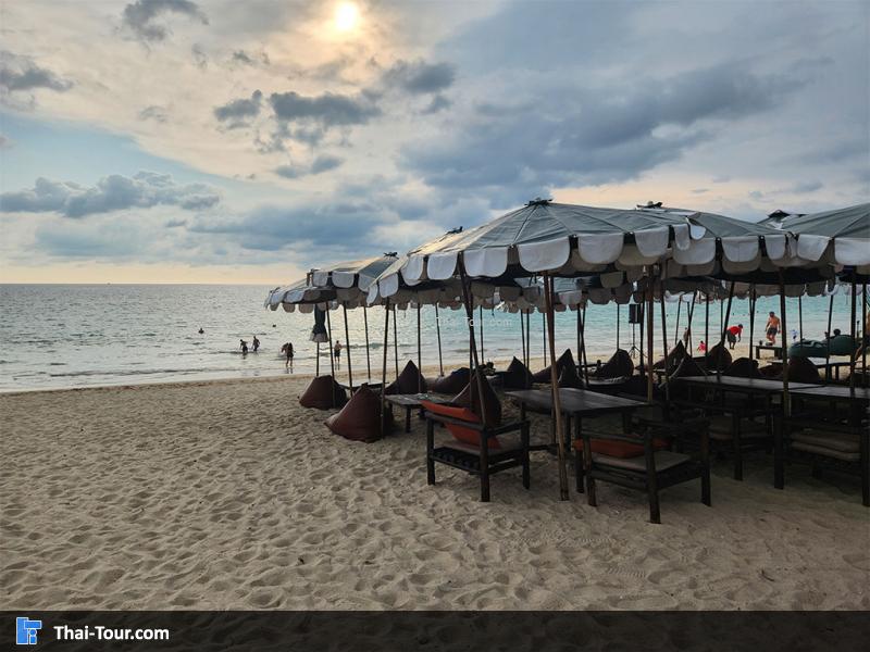 บรรยากาศหน้าชายหาดบางเทา