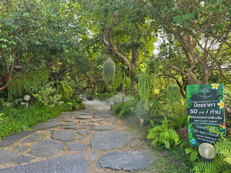 บรรยากาศ The For Rest cafe ค่าเข้า 50 บาท นำไปใช้เป็นส่วนลดสำหรับเครื่องดื่มในร้านได้