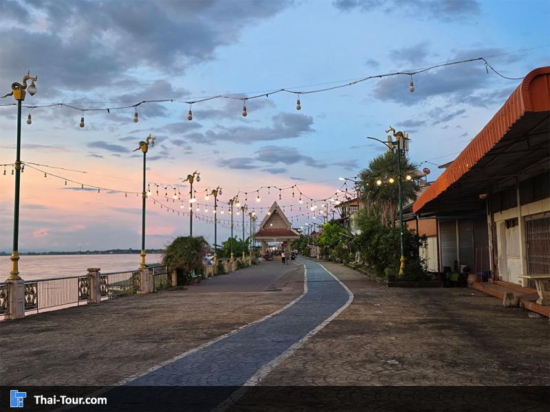 บริเวณรอบๆ ท่าเสด็จ