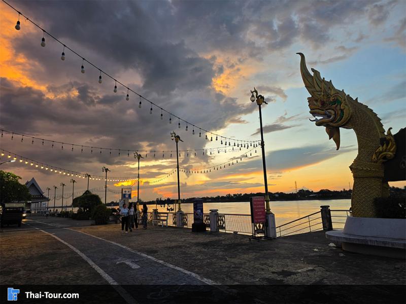 บริเวณรอบๆ ท่าเสด็จ