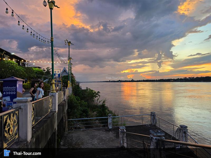 บริเวณรอบๆ ท่าเสด็จ