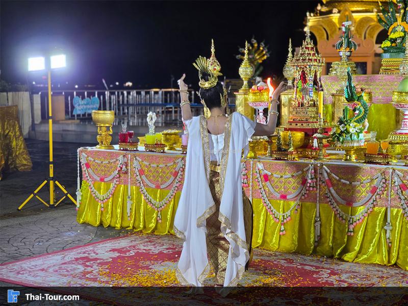 มีพิธีรำด้านหน้า พญานาคเจ็ดเศียร