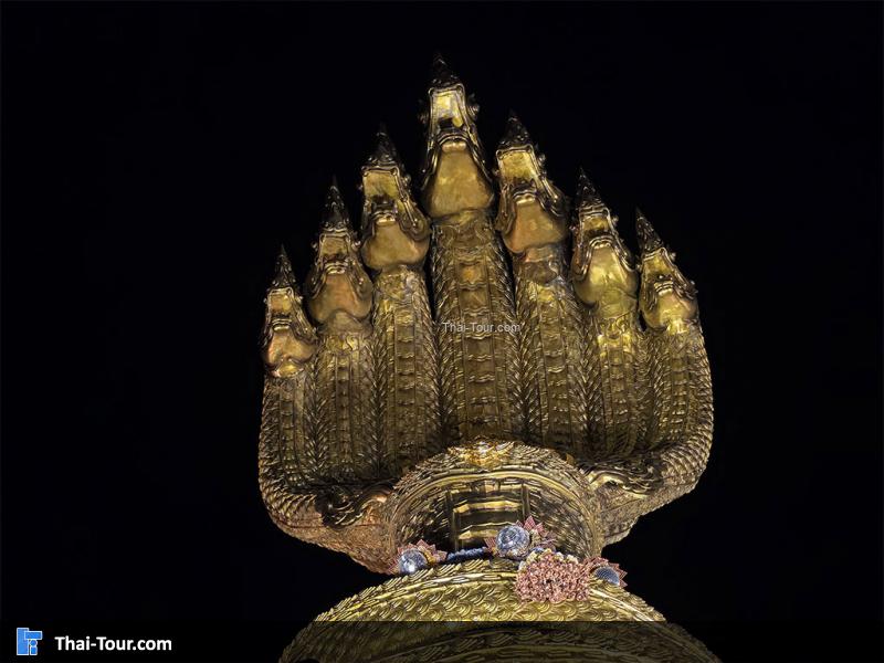 มีพิธีรำด้านหน้า พญานาคเจ็ดเศียร