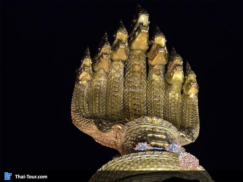 มีพิธีรำด้านหน้า พญานาคเจ็ดเศียร