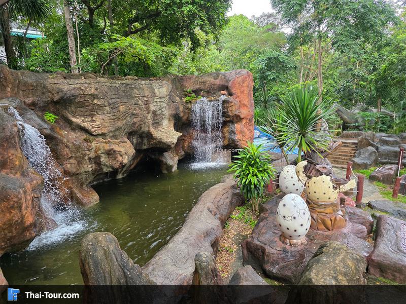 น้ำตกใน  บรรยากาศ พิพิธภัณฑ์หอยหิน 150 ล้านปีและไดโนเสาร์โนนทัน