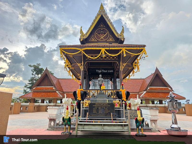 ด้านหน้าของ ศาลสมเด็จพระนเรศวรมหาราช