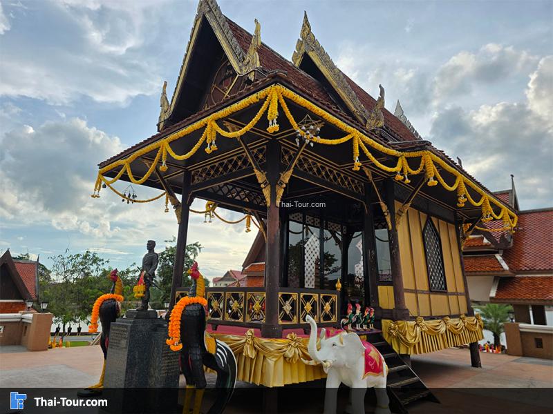 ด้านหน้าของ ศาลสมเด็จพระนเรศวรมหาราช