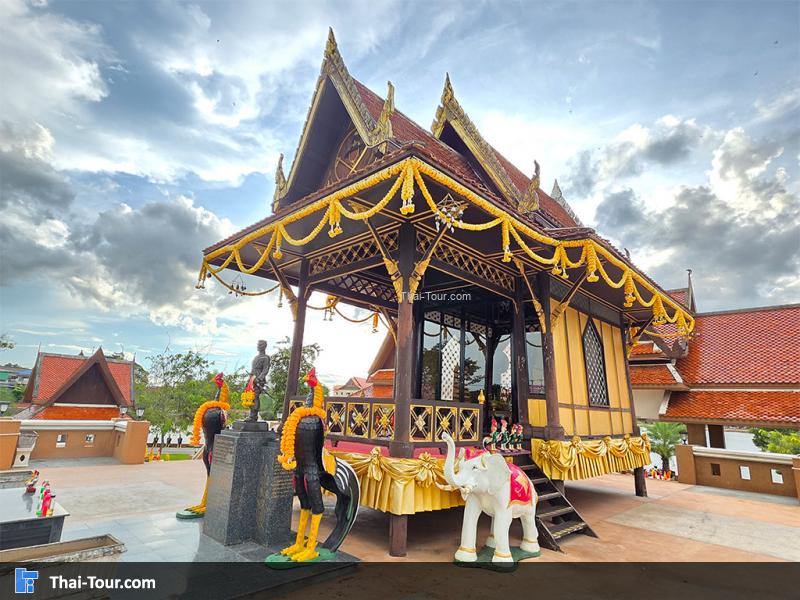 ด้านหน้าของ ศาลสมเด็จพระนเรศวรมหาราช