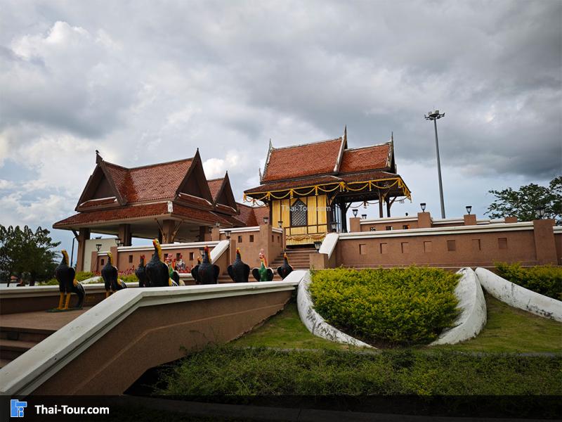 ด้านหน้าของ ศาลสมเด็จพระนเรศวรมหาราช