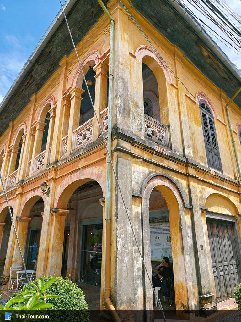 ด้านนอกของ คฤหาสน์อุดมเดชวัฒน์ สกลนคร