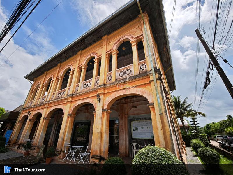 ด้านนอกของ คฤหาสน์อุดมเดชวัฒน์ สกลนคร