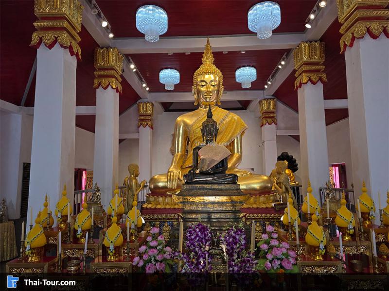 หลวงพ่อองค์แสนองค์เดิม (ด้านหน้า) หลวงพ่อองค์แสนใหม่ (ด้านหลัง)