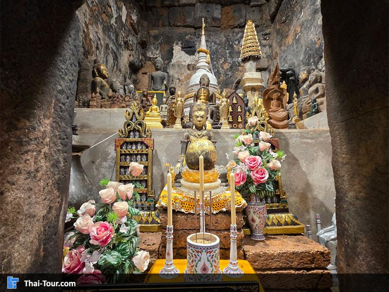 พระพุทธรูปที่ประดิษฐานด้านในปราสาทองค์เดิม