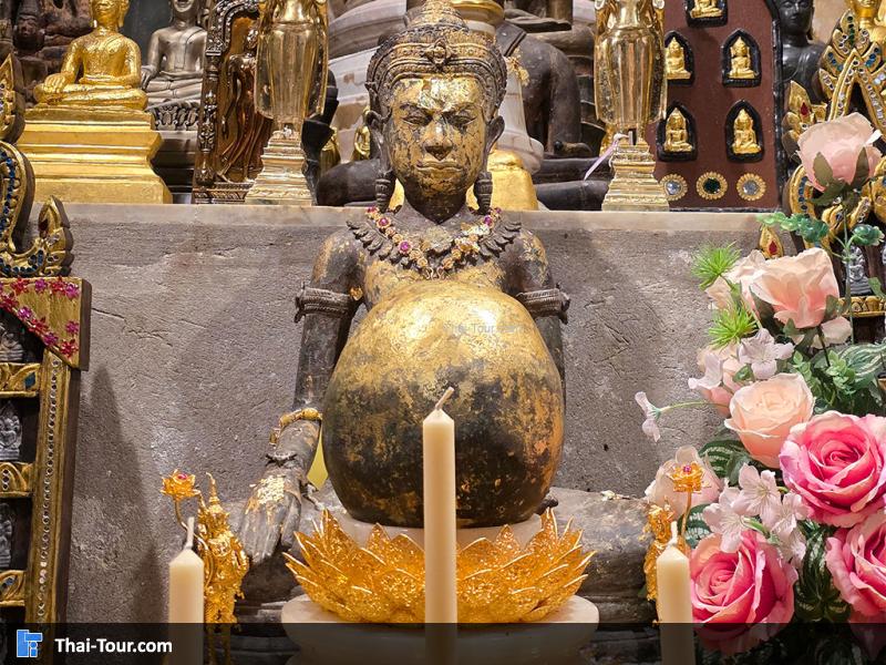 พระพุทธรูปที่ประดิษฐานด้านในปราสาทองค์เดิม