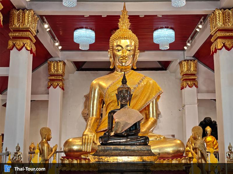 หลวงพ่อองค์แสนองค์เดิม (ด้านหน้า) หลวงพ่อองค์แสนใหม่ (ด้านหลัง)