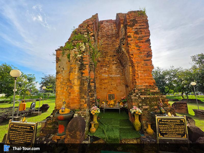 ด้านนอกของพระธาตุดุม