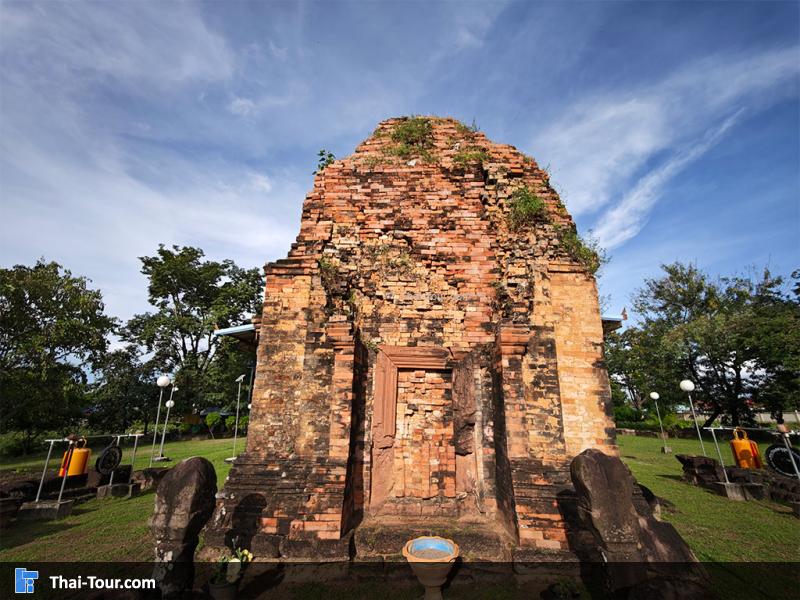 ด้านนอกของพระธาตุดุม