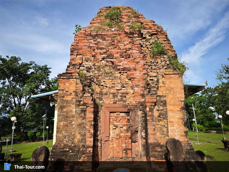 ด้านนอกของพระธาตุดุม