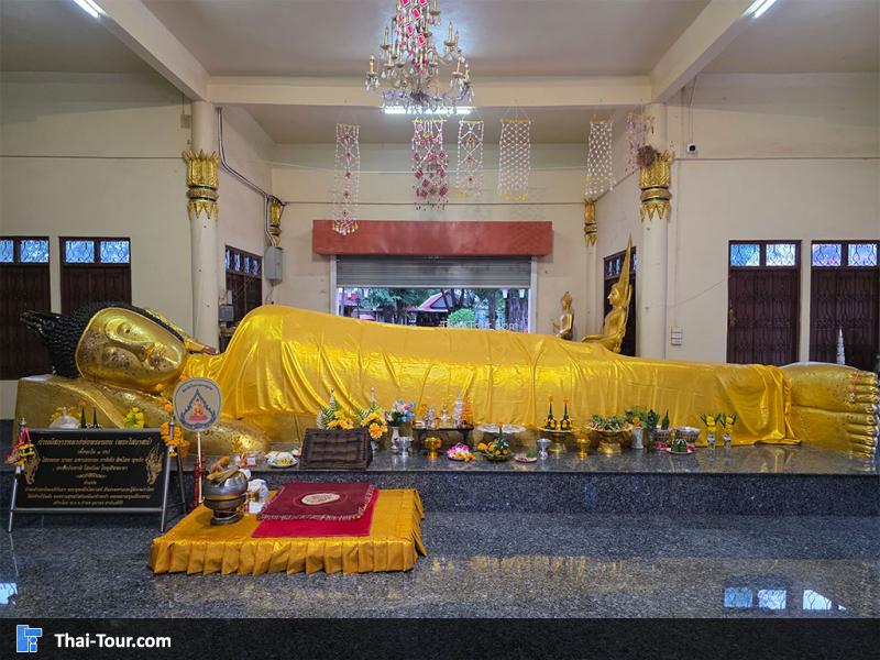 พระพุทธรูปปางไสยาสน์ขนาดใหญ่ มีความยาว 7.90 เมตร และสูง 1.20 เมตร