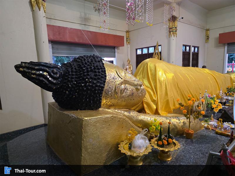 พระพุทธรูปปางไสยาสน์ขนาดใหญ่ มีความยาว 7.90 เมตร และสูง 1.20 เมตร