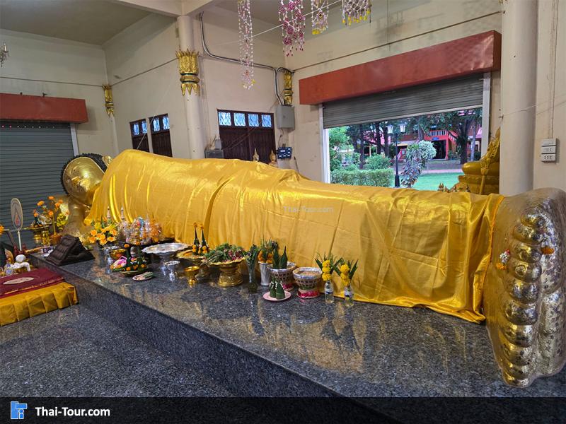 พระพุทธรูปปางไสยาสน์ขนาดใหญ่ มีความยาว 7.90 เมตร และสูง 1.20 เมตร