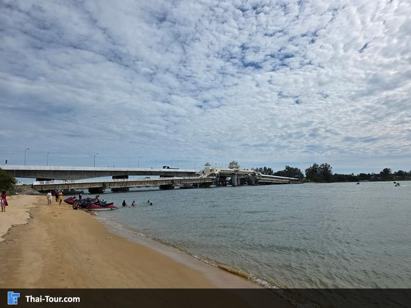 ภาพมุมสูง ชายทะเลท่านุ่น