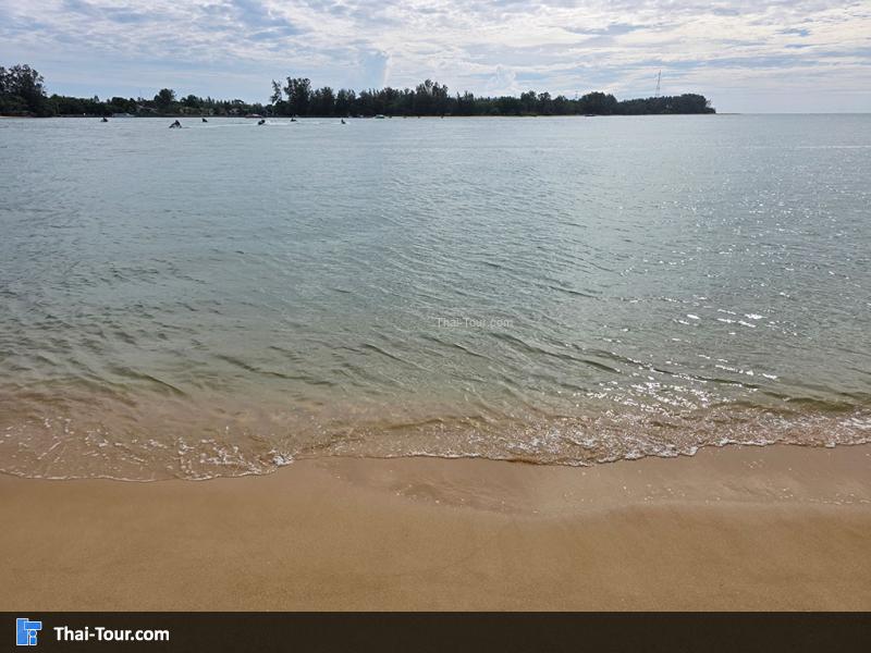 ภาพมุมสูง ชายทะเลท่านุ่น