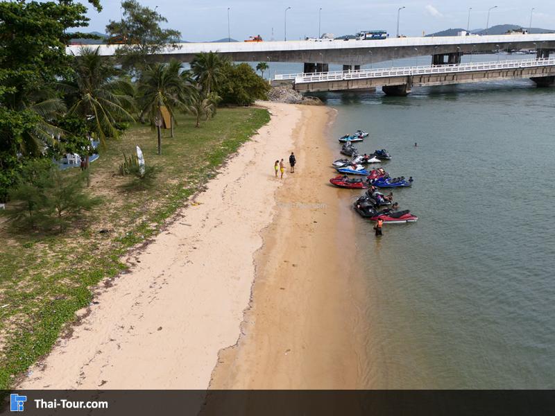 ภาพมุมสูง ชายทะเลท่านุ่น