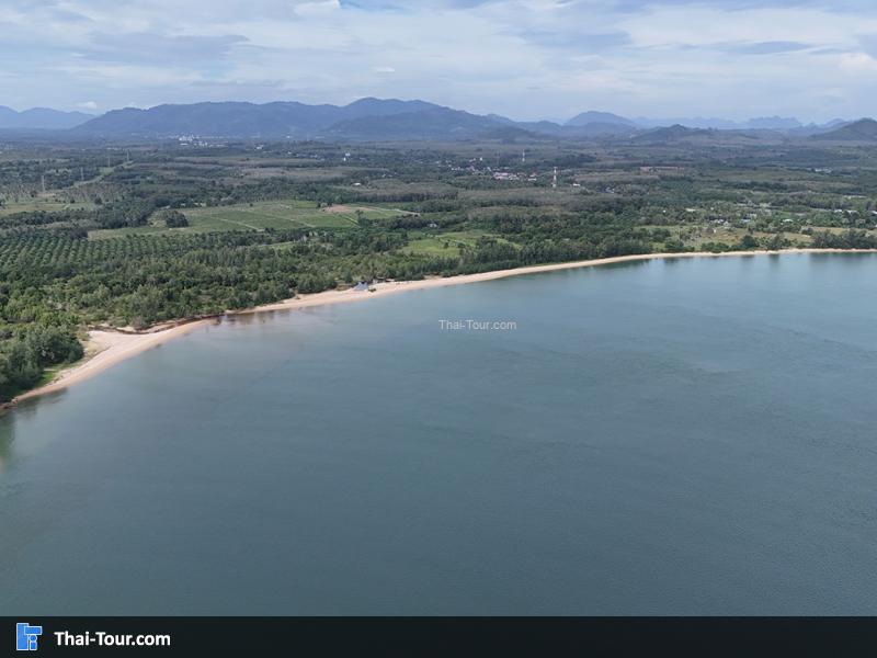 ภาพมุมสูง ชายทะเลท่านุ่น