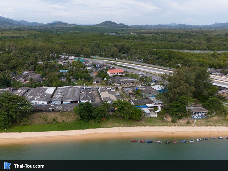 ภาพมุมสูง ชายทะเลท่านุ่น