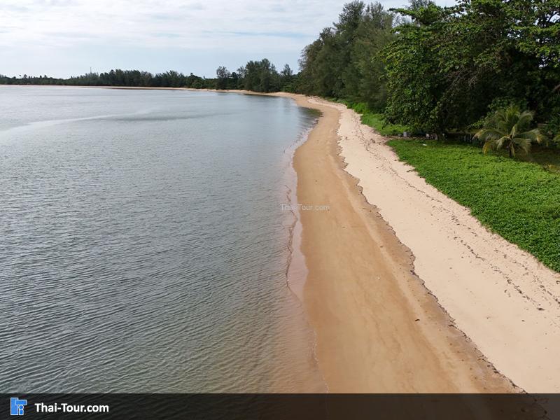 ภาพมุมสูง ชายทะเลท่านุ่น